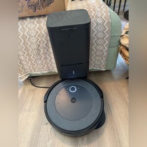 Black Robotic Vacuum with Charging Station xtra bags and parts works great 😊